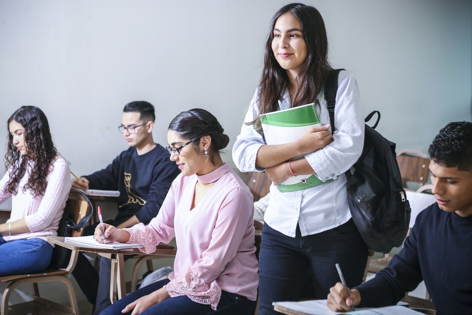 alumnos recibiendo su certificado medico escolar