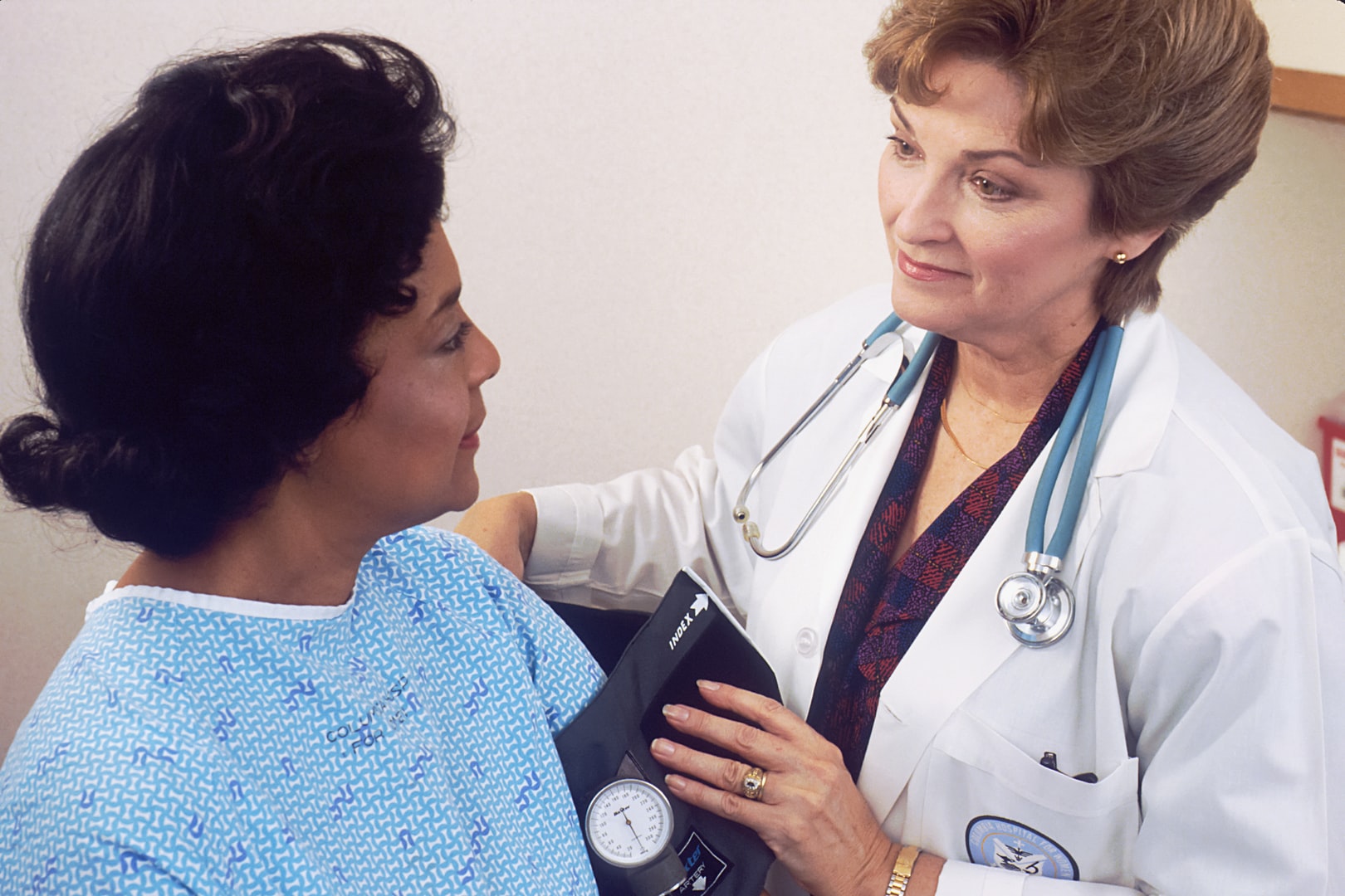 doctora expidiendo un certificado medico